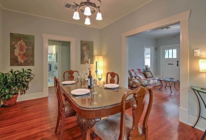 Houston Montrose Home: Walk To Bars & Restaurants!