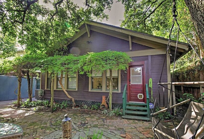 Houston Montrose Home: Walk To Bars & Restaurants!