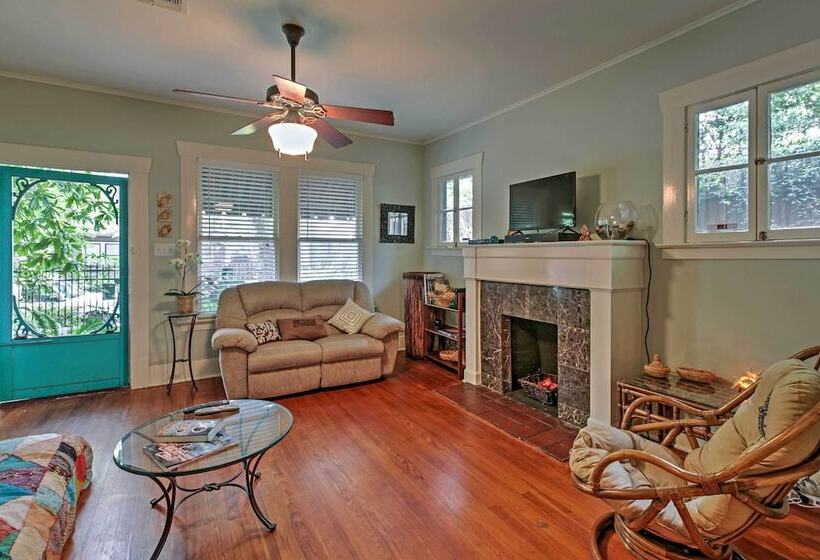 Houston Montrose Home: Walk To Bars & Restaurants!