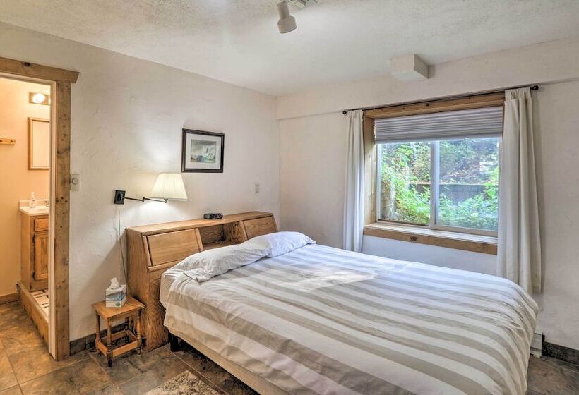 Riverfront Hungry Horse House With Large Deck!