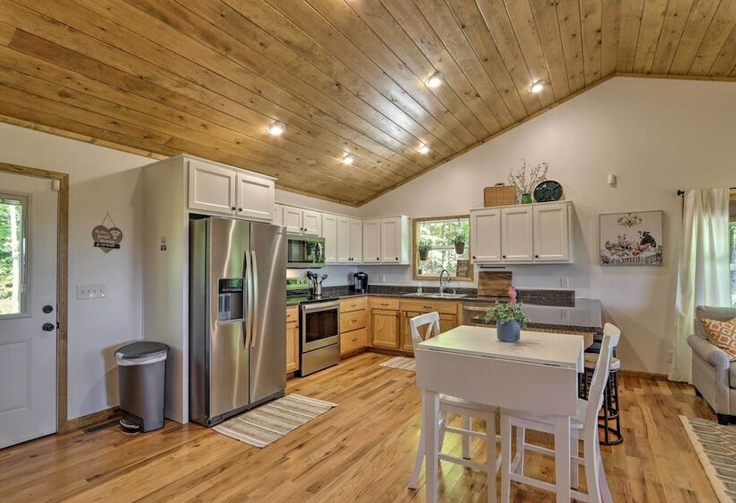 Sky Blue Overlook Hot Tub & Screened Porch!
