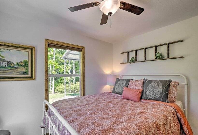 Sky Blue Overlook Hot Tub & Screened Porch!