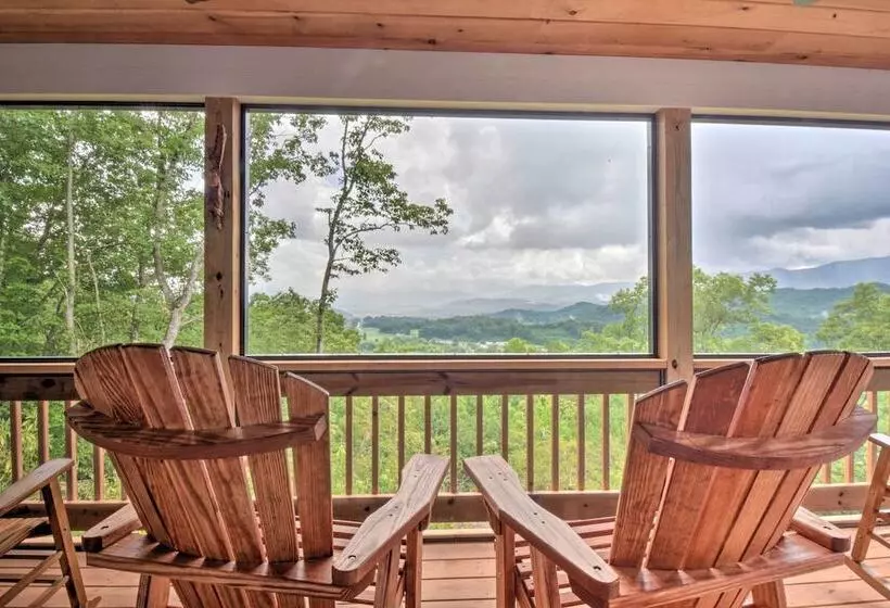 Sky Blue Overlook   Hot Tub & Screened Porch!
