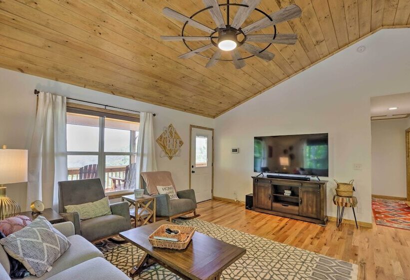 Sky Blue Overlook Hot Tub & Screened Porch!