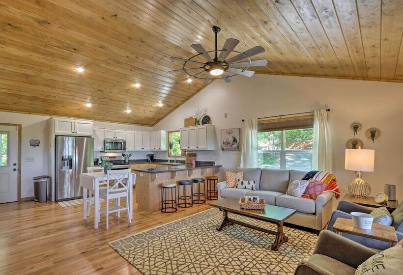 Sky Blue Overlook Hot Tub & Screened Porch!