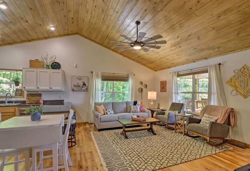 Sky Blue Overlook Hot Tub & Screened Porch!