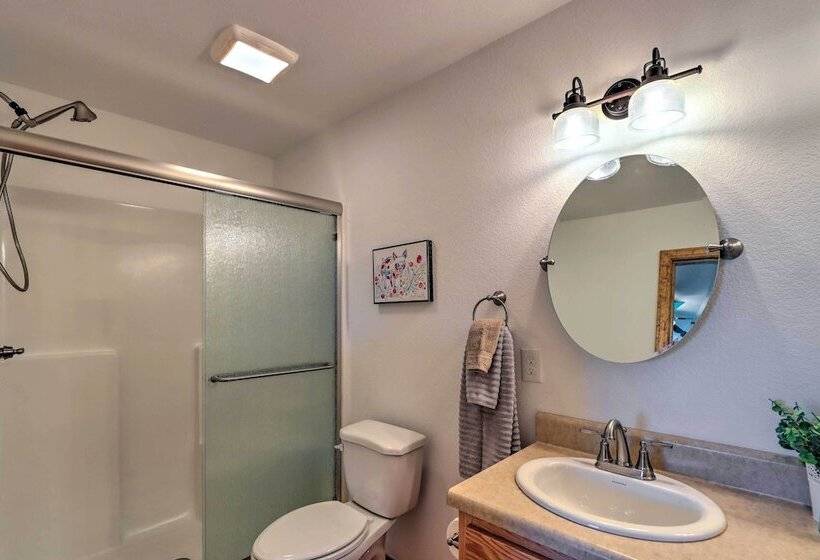 Sky Blue Overlook Hot Tub & Screened Porch!