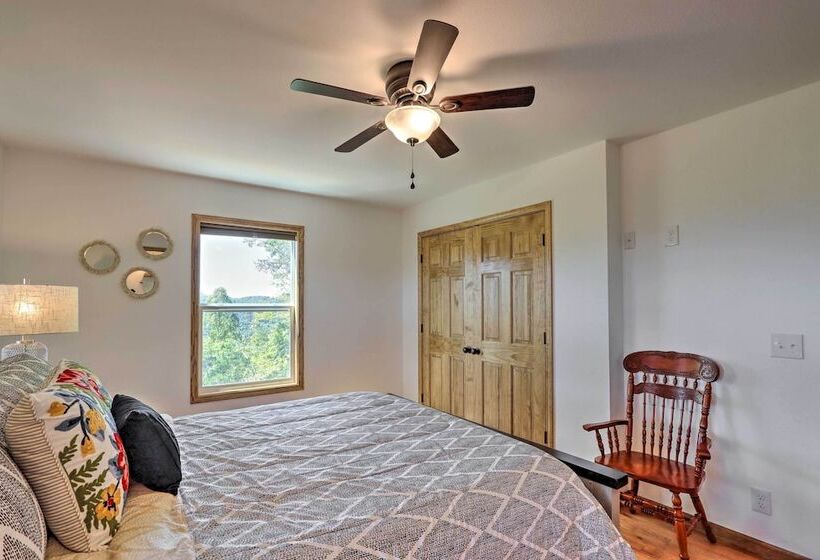 Sky Blue Overlook Hot Tub & Screened Porch!