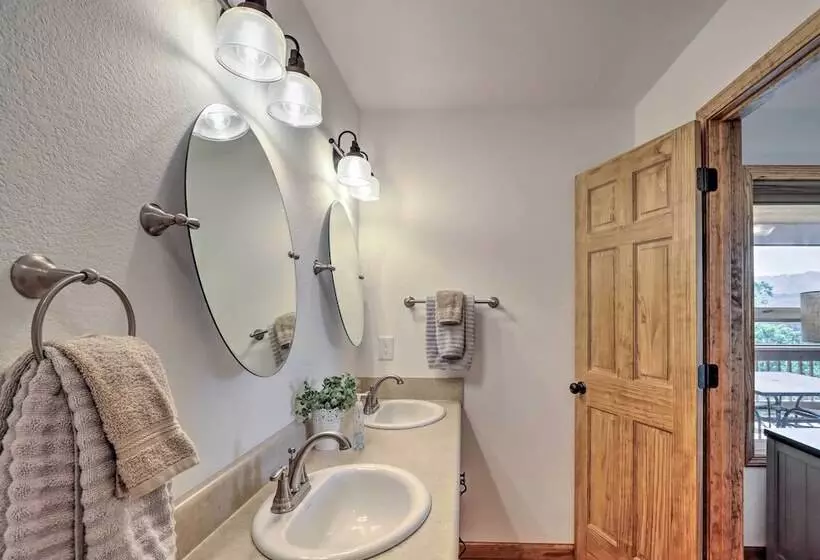 Sky Blue Overlook   Hot Tub & Screened Porch!