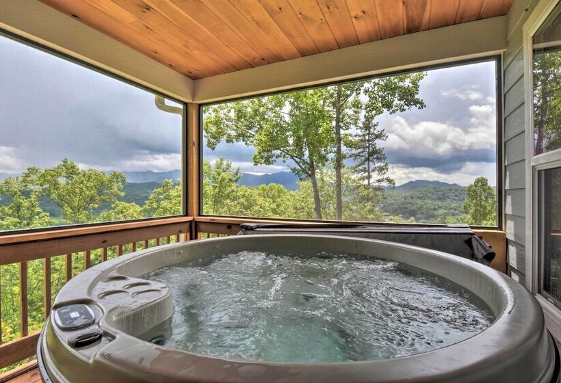 Sky Blue Overlook Hot Tub & Screened Porch!