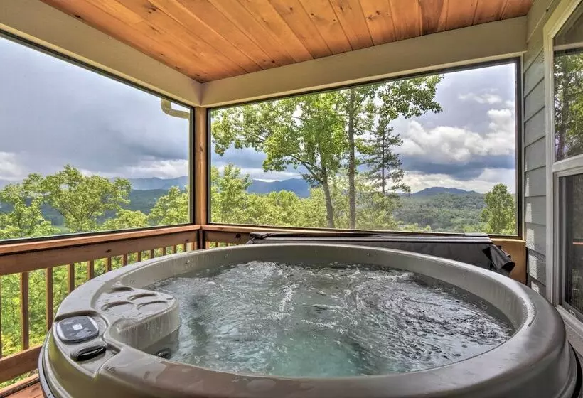 Sky Blue Overlook   Hot Tub & Screened Porch!