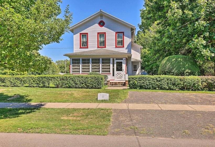 Sodus Point Escape W/ Yard: Walk To Lake Ontario