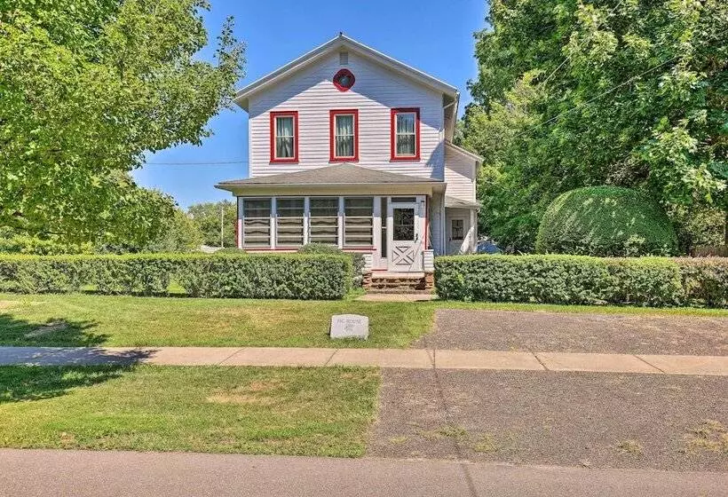 Sodus Point Escape W/ Yard: Walk To Lake Ontario