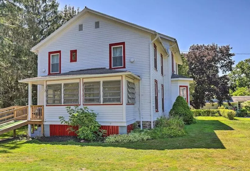 Sodus Point Escape W/ Yard: Walk To Lake Ontario