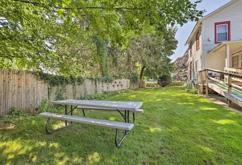 Sodus Point Escape W/ Yard: Walk To Lake Ontario