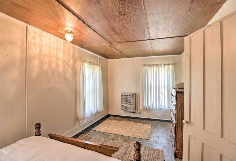 Sodus Point Escape W/ Yard: Walk To Lake Ontario