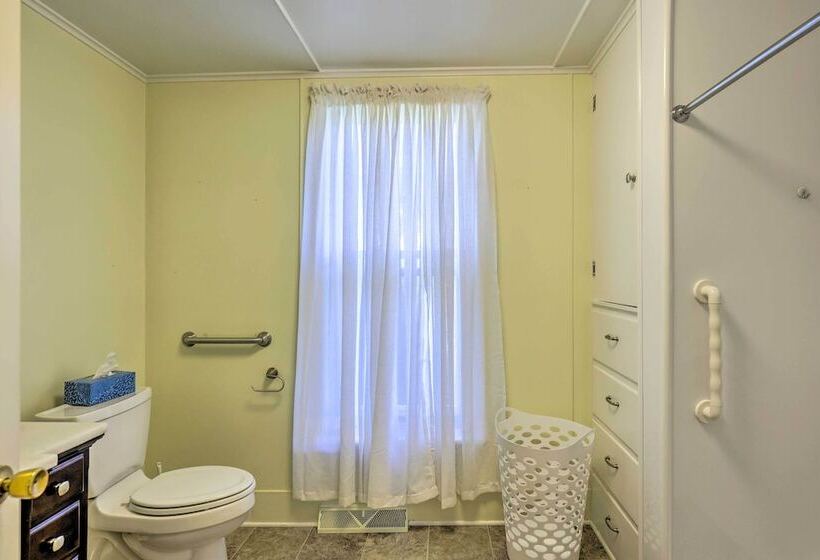 Sodus Point Escape W/ Yard: Walk To Lake Ontario