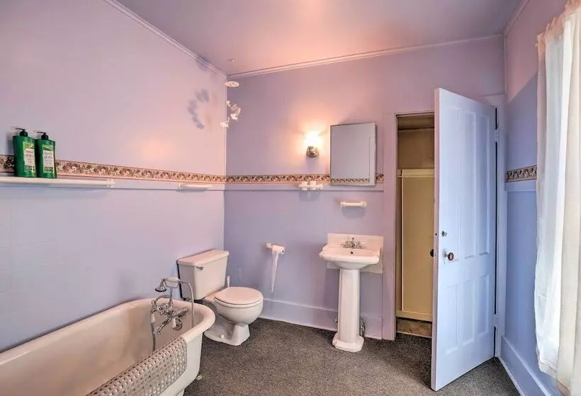 Sodus Point Escape W/ Yard: Walk To Lake Ontario