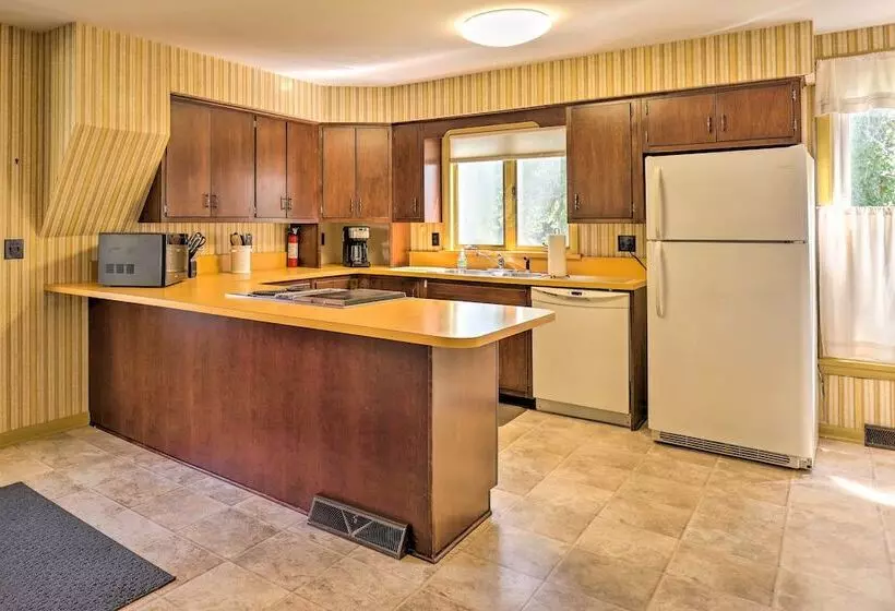 Sodus Point Escape W/ Yard: Walk To Lake Ontario