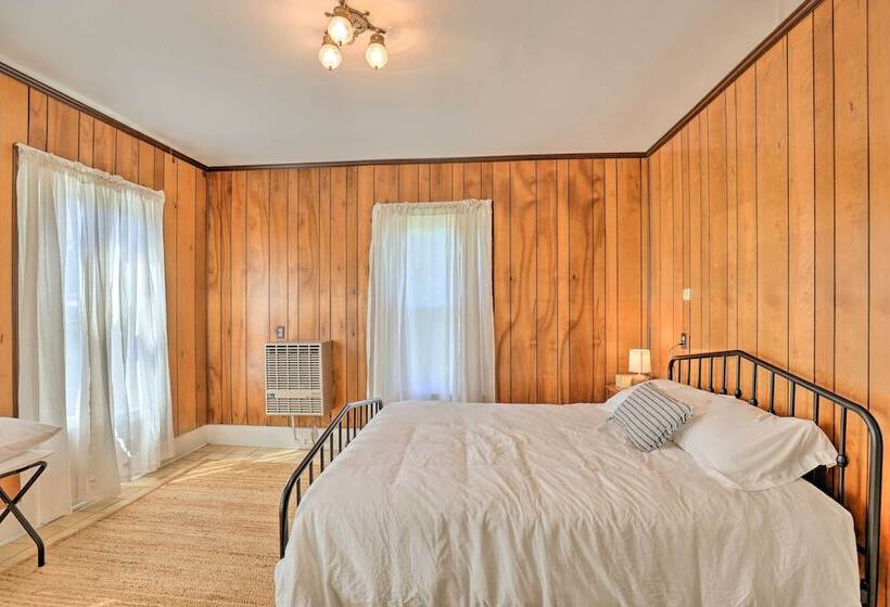 Sodus Point Escape W/ Yard: Walk To Lake Ontario