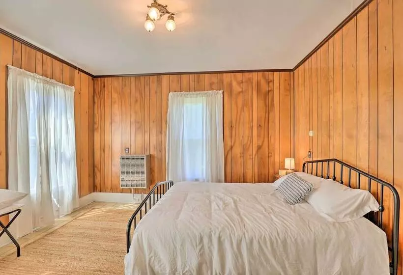 Sodus Point Escape W/ Yard: Walk To Lake Ontario