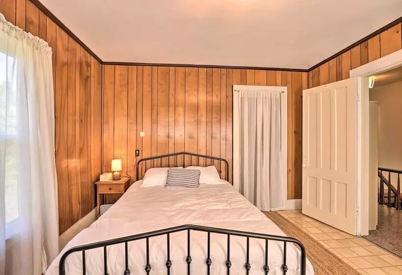 Sodus Point Escape W/ Yard: Walk To Lake Ontario