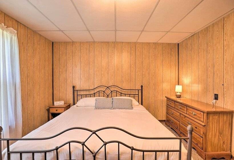 Sodus Point Escape W/ Yard: Walk To Lake Ontario