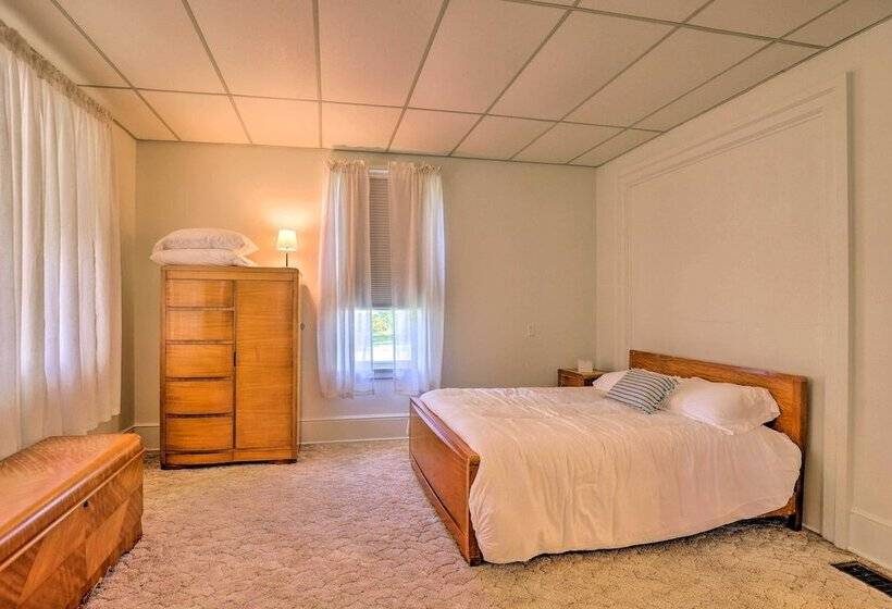 Sodus Point Escape W/ Yard: Walk To Lake Ontario