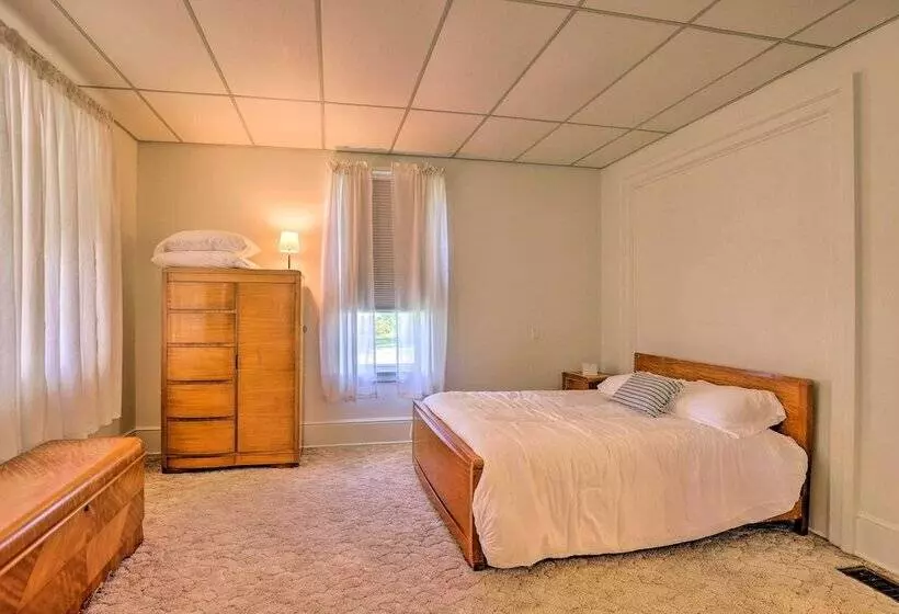 Sodus Point Escape W/ Yard: Walk To Lake Ontario