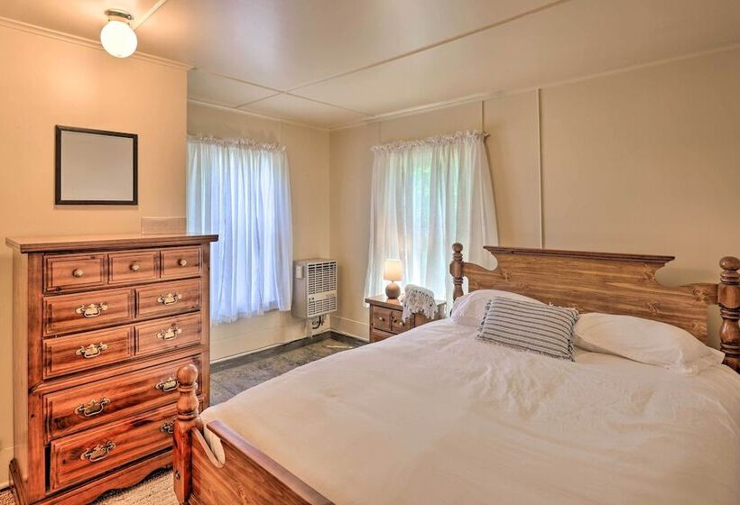 Sodus Point Escape W/ Yard: Walk To Lake Ontario