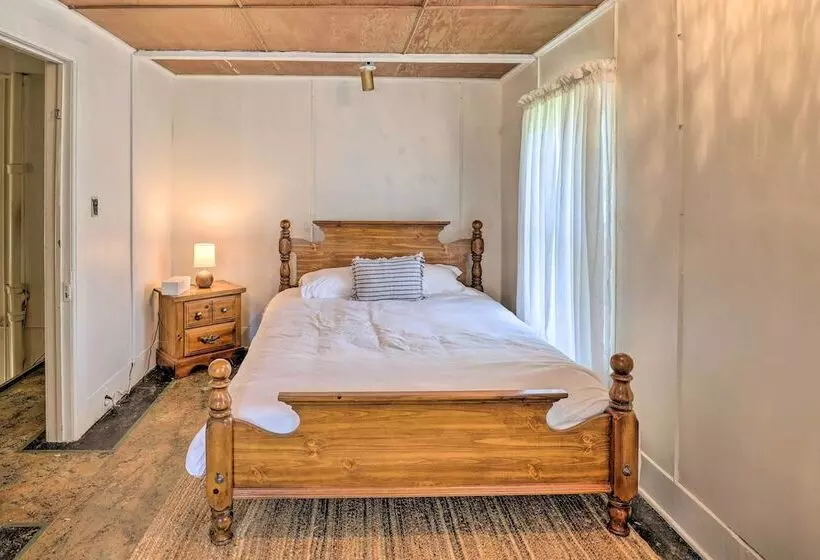 Sodus Point Escape W/ Yard: Walk To Lake Ontario