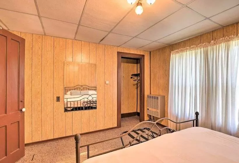 Sodus Point Escape W/ Yard: Walk To Lake Ontario