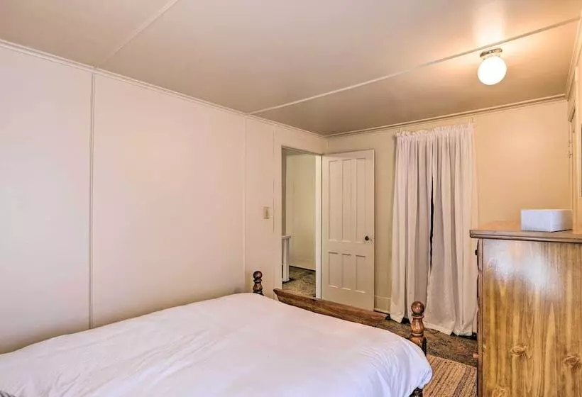 Sodus Point Escape W/ Yard: Walk To Lake Ontario