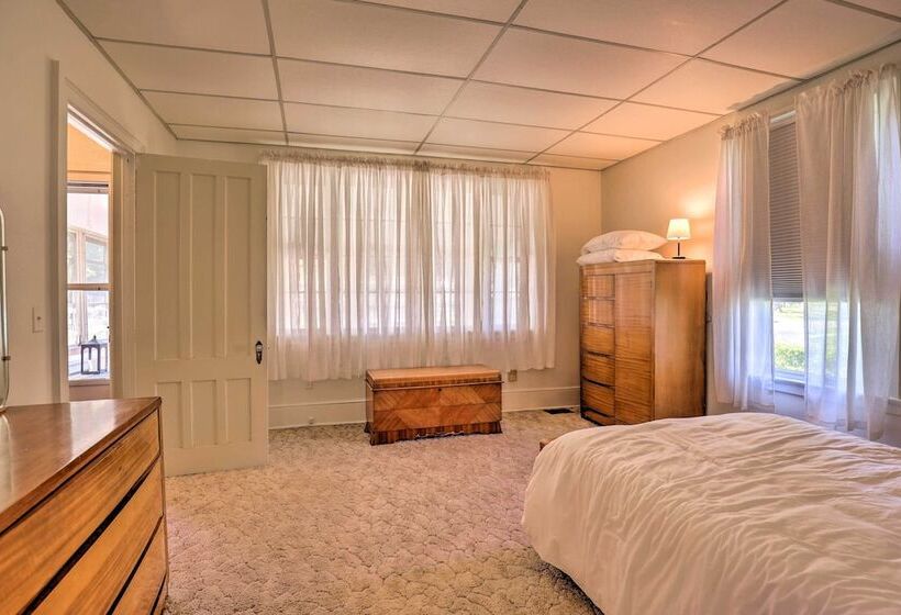 Sodus Point Escape W/ Yard: Walk To Lake Ontario