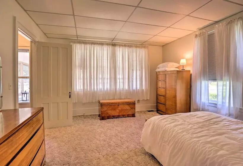 Sodus Point Escape W/ Yard: Walk To Lake Ontario