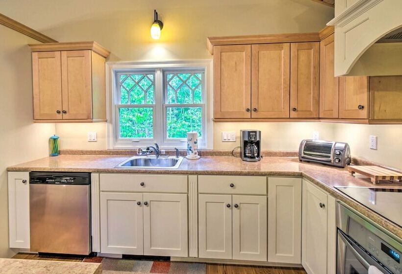 Spacious Bartlett Home W/ Fireplace + Kitchen