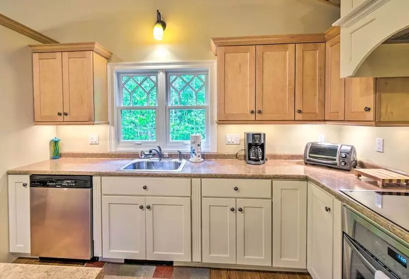 Spacious Bartlett Home W/ Fireplace + Kitchen