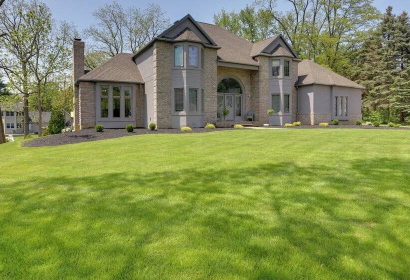 Spacious Refuge W/ Private Pool & Outdoor Bar!