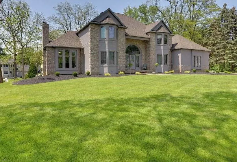 Spacious Refuge W/ Private Pool & Outdoor Bar!