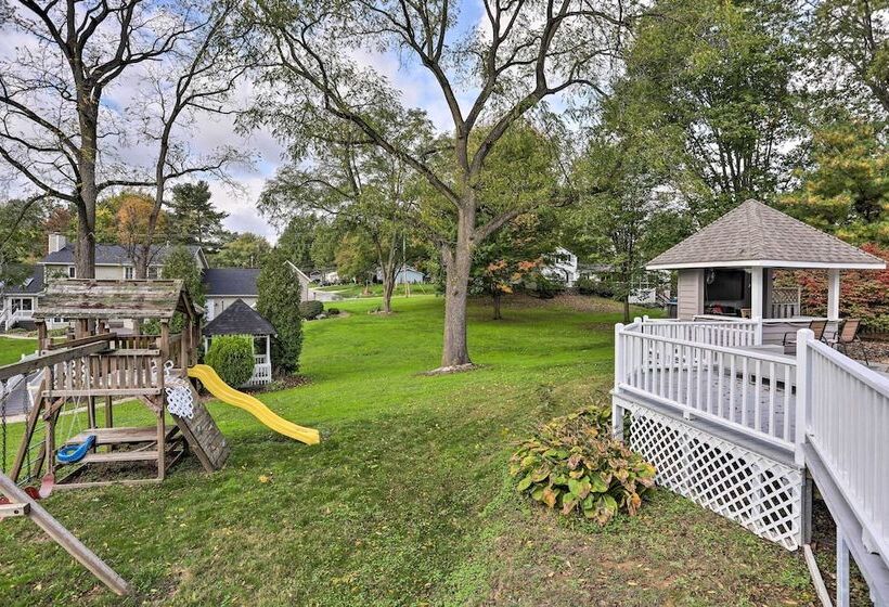 Spacious Refuge W/ Private Pool & Outdoor Bar!