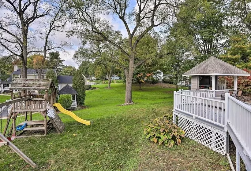 Spacious Refuge W/ Private Pool & Outdoor Bar!