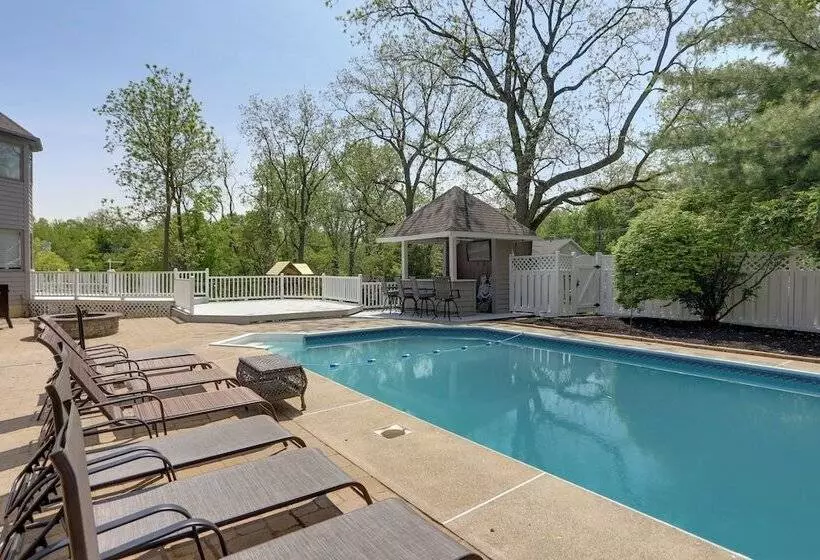 Spacious Refuge W/ Private Pool & Outdoor Bar!