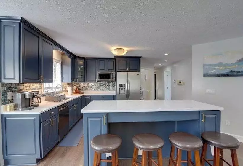 Spacious Refuge W/ Private Pool & Outdoor Bar!