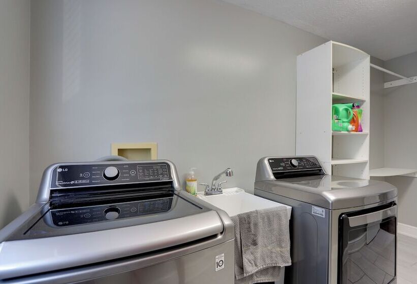 Spacious Refuge W/ Private Pool & Outdoor Bar!