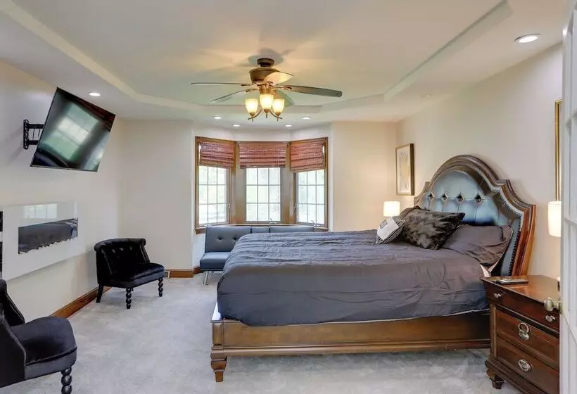 Spacious Refuge W/ Private Pool & Outdoor Bar!