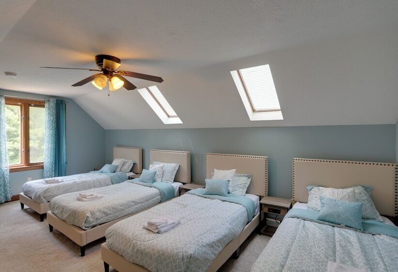 Spacious Refuge W/ Private Pool & Outdoor Bar!