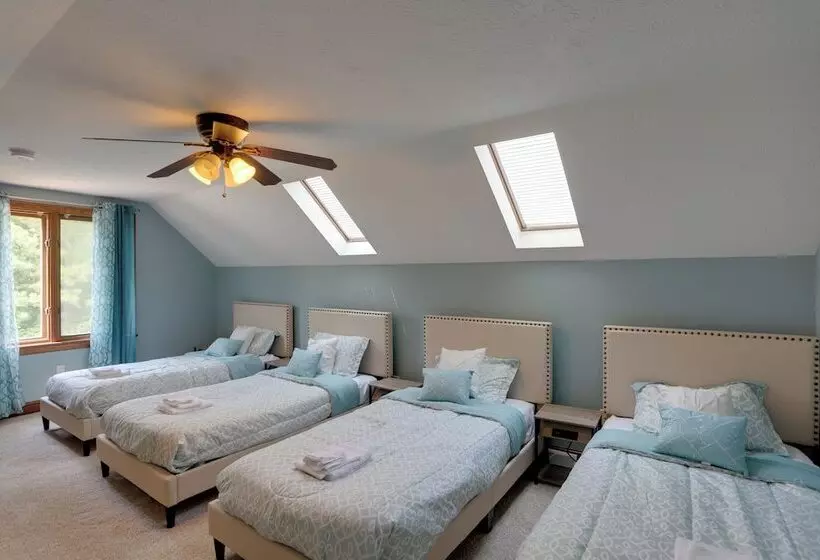 Spacious Refuge W/ Private Pool & Outdoor Bar!