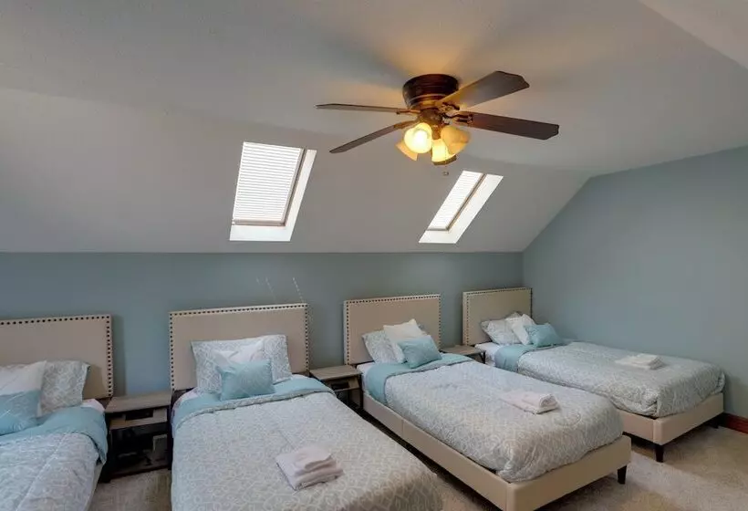 Spacious Refuge W/ Private Pool & Outdoor Bar!