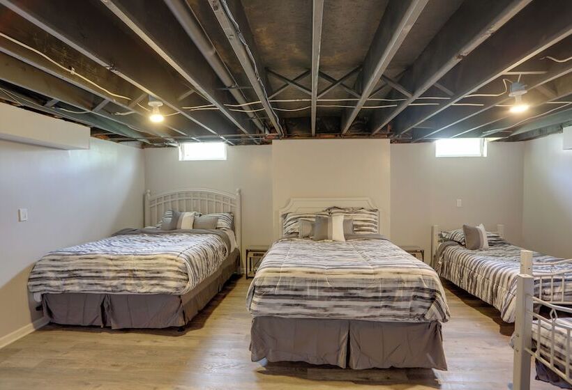 Spacious Refuge W/ Private Pool & Outdoor Bar!