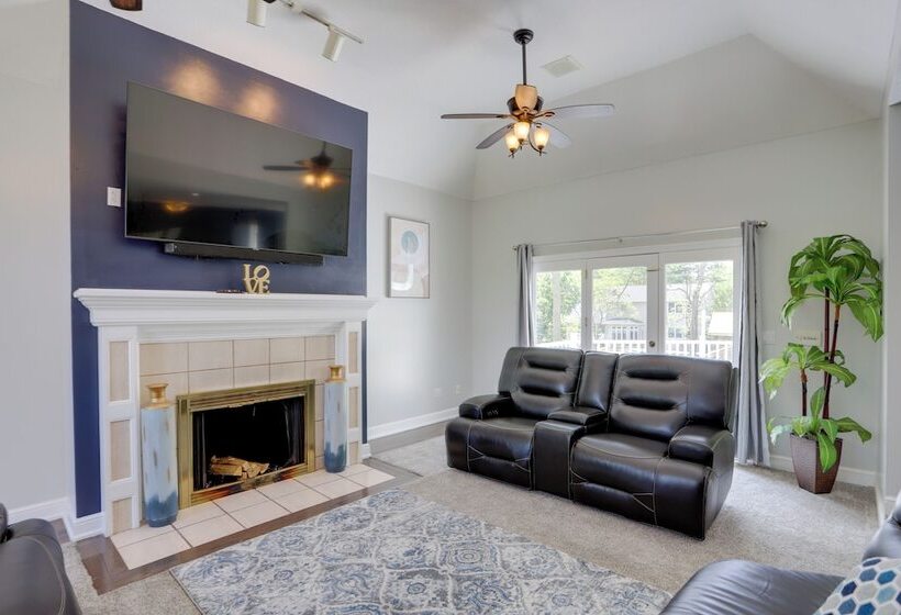 Spacious Refuge W/ Private Pool & Outdoor Bar!